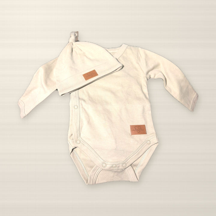 Cache-couche kimono et bonnet noué Tout Doux™ en coton biologique, vraie photo / Tout Doux™ organic cotton kimono bodysuit and knotted hat, real photo