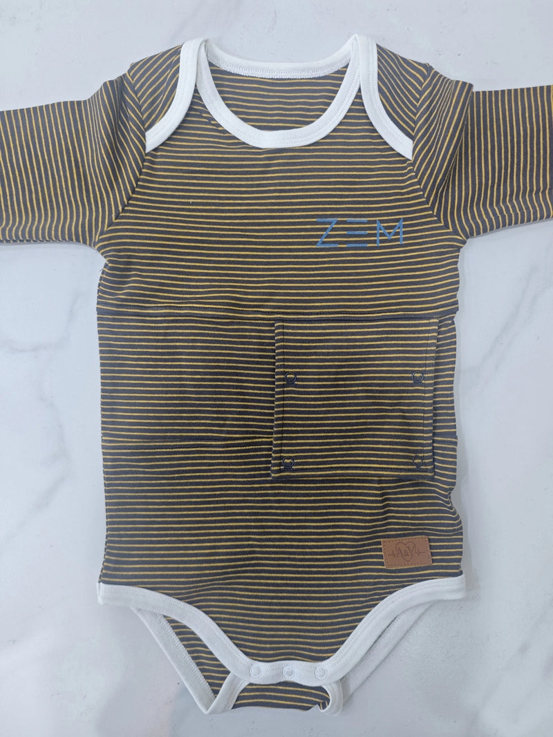 Prototype du body ZEM à rayures grises et moutarde : rabat abdominal fermé, bordures blanches, logo ZEM et étiquette A&Y / Grey and mustard striped ZEM bodysuit prototype: abdominal flap closed, white trim, ZEM logo and A&Y label