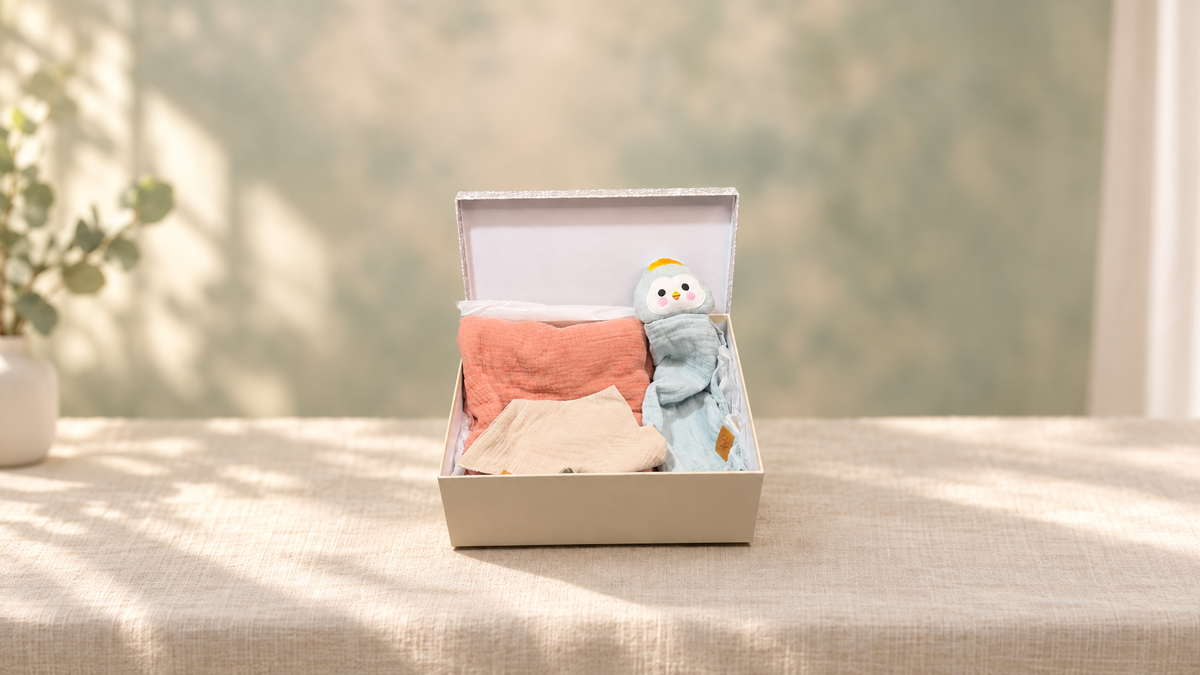 Sac d'hôpital pour bébé avec couverture en mousseline, bavoir bandana et doudou pingouin