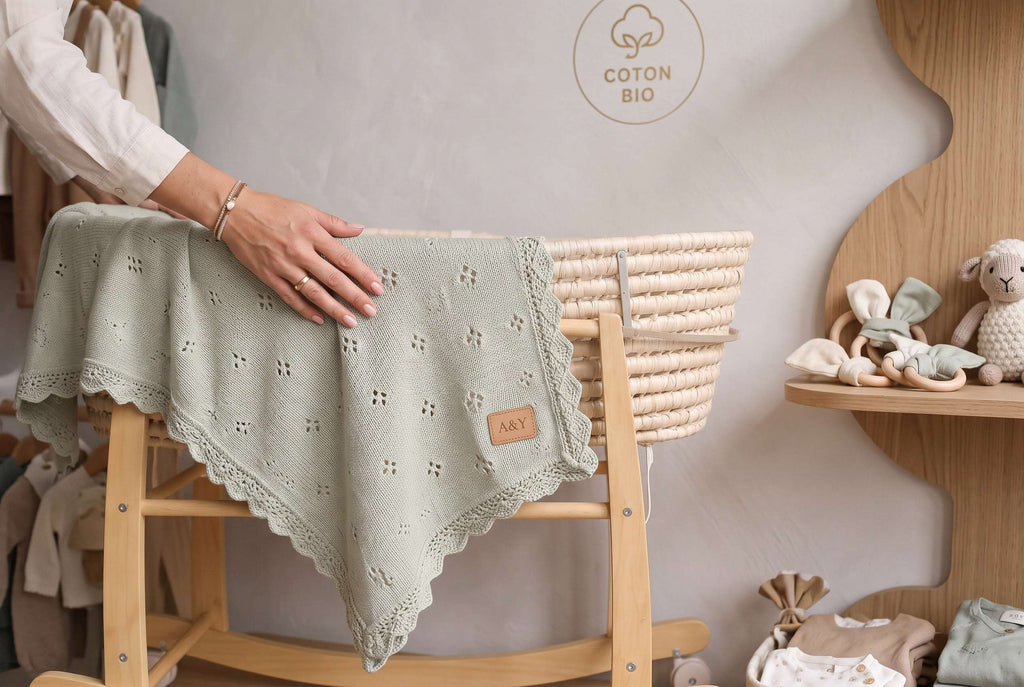 Couverture Bébé Tricotée en Coton Biologique — Bordure Dentelle & Volants — Tout Doux™