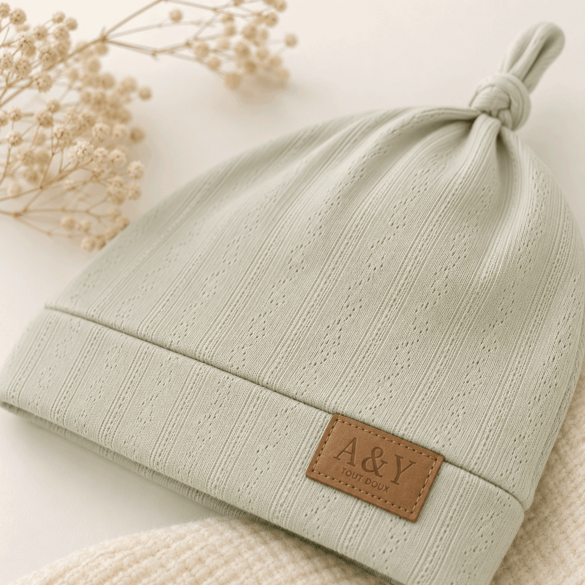     Détail du bonnet bébé pointelle et étiquette A&Y Tout Doux