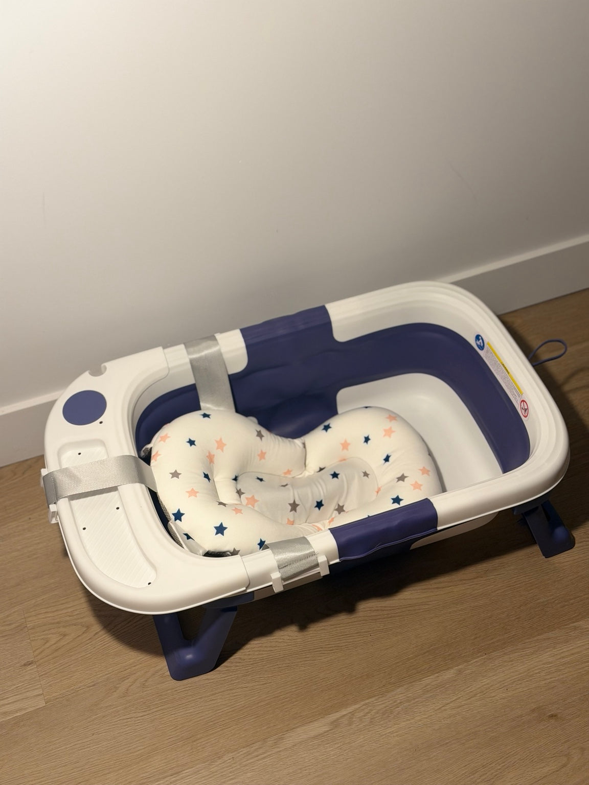 Baignoire bébé pliable avec coussin de bain — vue en angle / Foldable baby bathtub with bath cushion — angled view