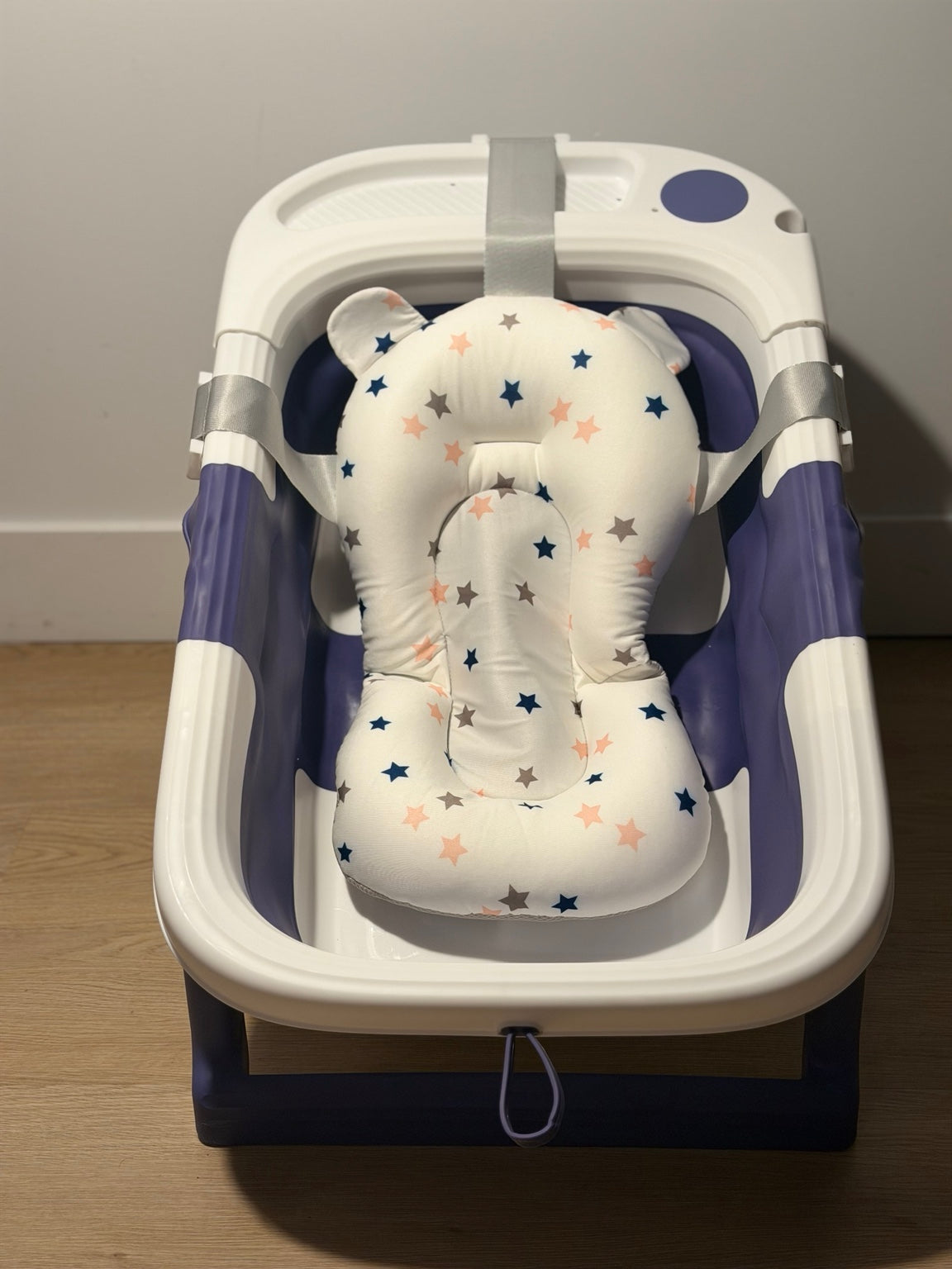 Baignoire bébé pliable avec coussin de bain — vue frontale / Foldable baby bathtub with bath cushion — front view