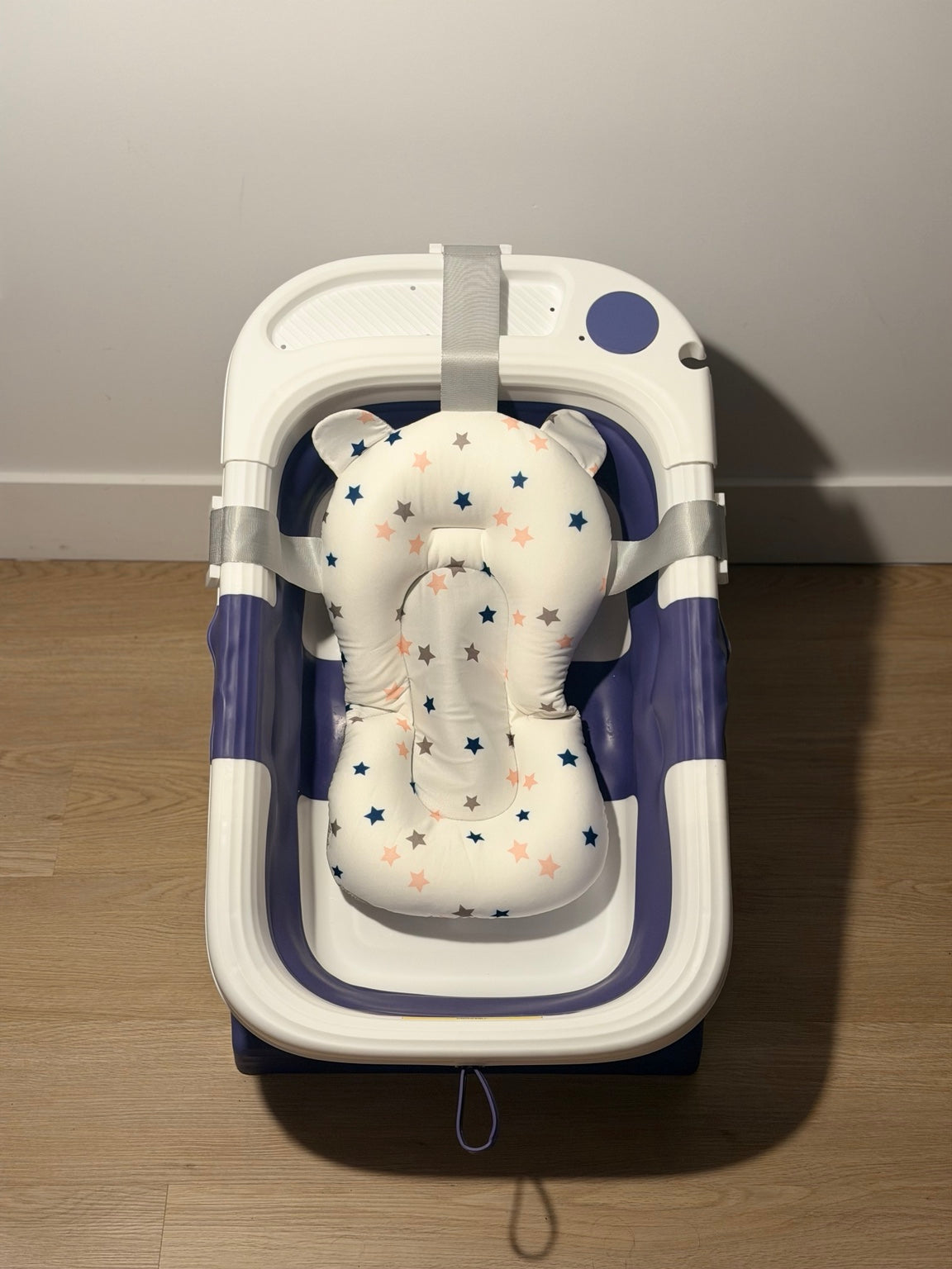 Baignoire bébé pliable avec coussin de bain — vue frontale alternative / Foldable baby bathtub with bath cushion — alternate front view