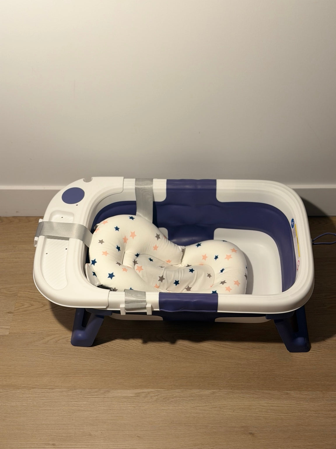 Baignoire bébé pliable avec coussin de bain — vue latérale / Foldable baby bathtub with bath cushion — side view