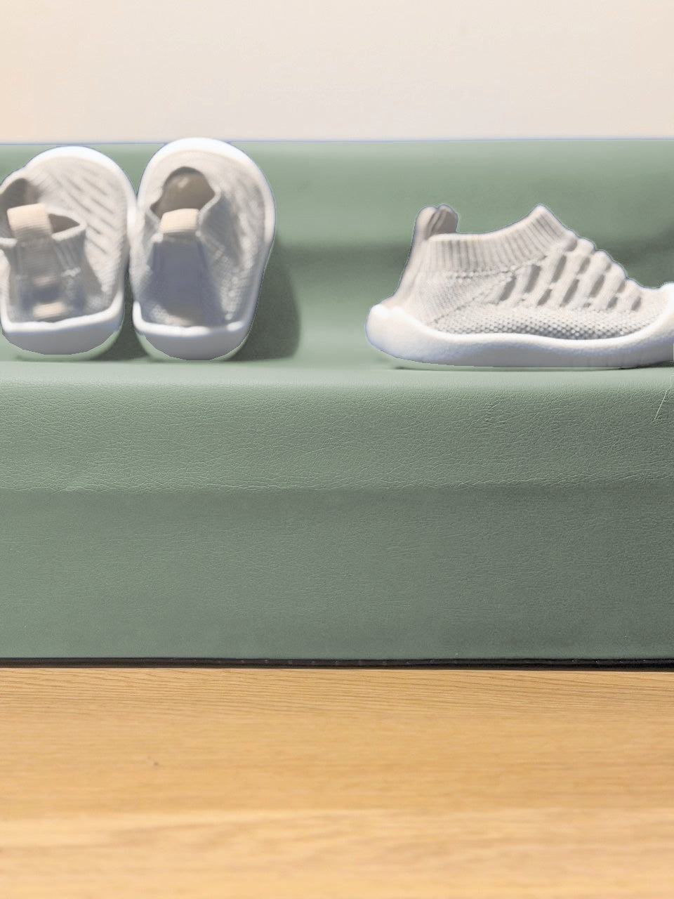 Chaussons bébé en maille Gris brume, vues de dos et de profil.