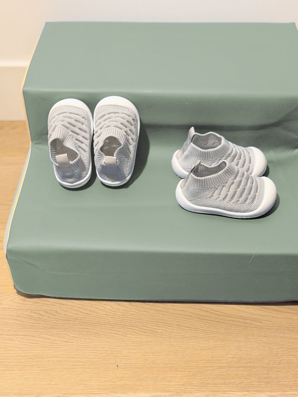 Chaussons bébé en maille Gris brume, vues de dessus et de profil.