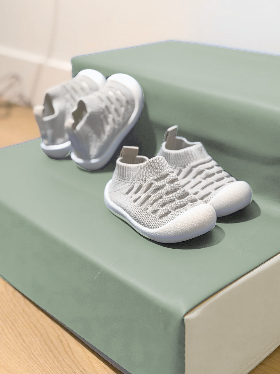 Chaussons bébé en maille Gris brume, détail de la maille et des semelles.