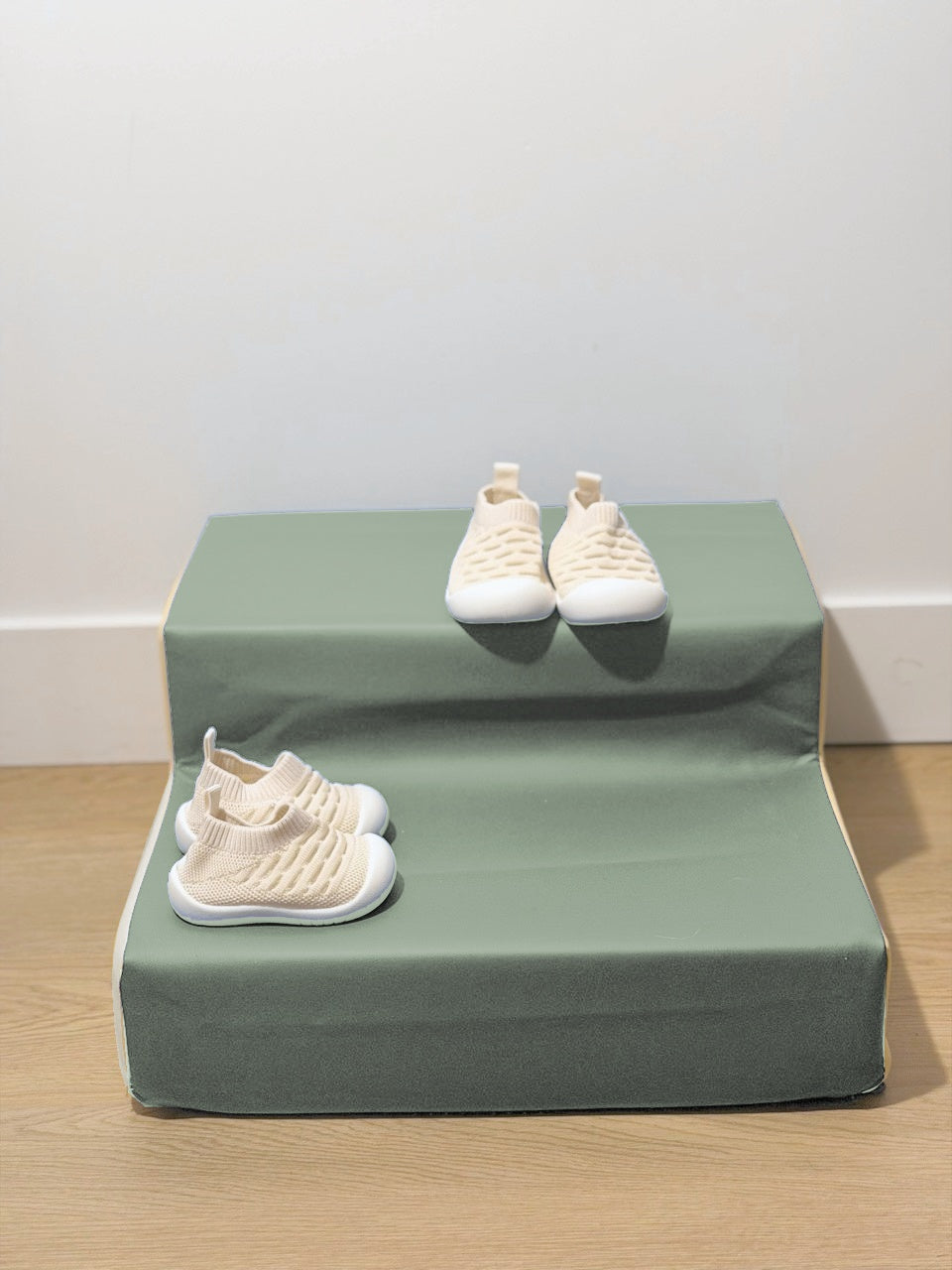 Chaussons bébé en maille Lin naturel, vues de face et de profil.