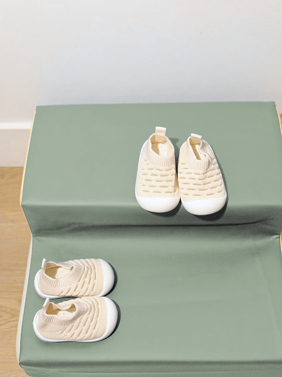 Chaussons bébé en maille Lin naturel, vue de dessus.