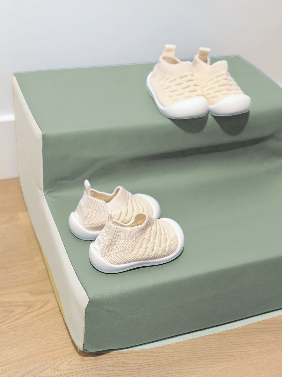 Chaussons bébé en maille Lin naturel, vue de profil et des languettes arrière.