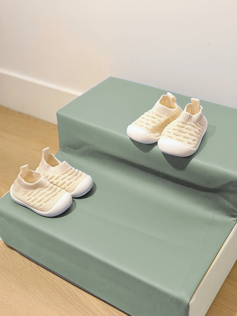 Chaussons bébé en maille Lin naturel, deux tailles, vue de trois quarts.