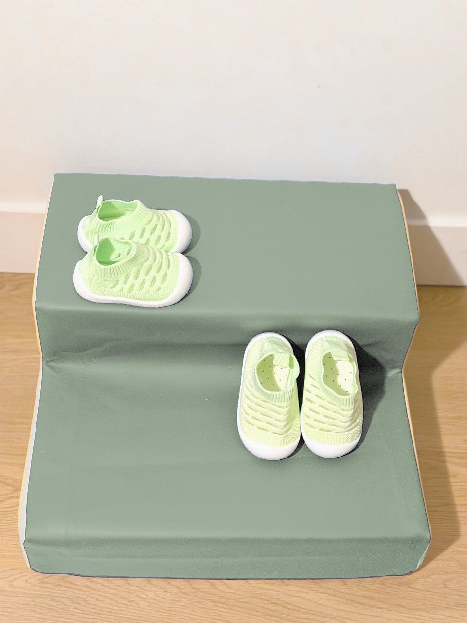 Chaussons bébé en maille Menthe douce, deux paires sur un support sauge.