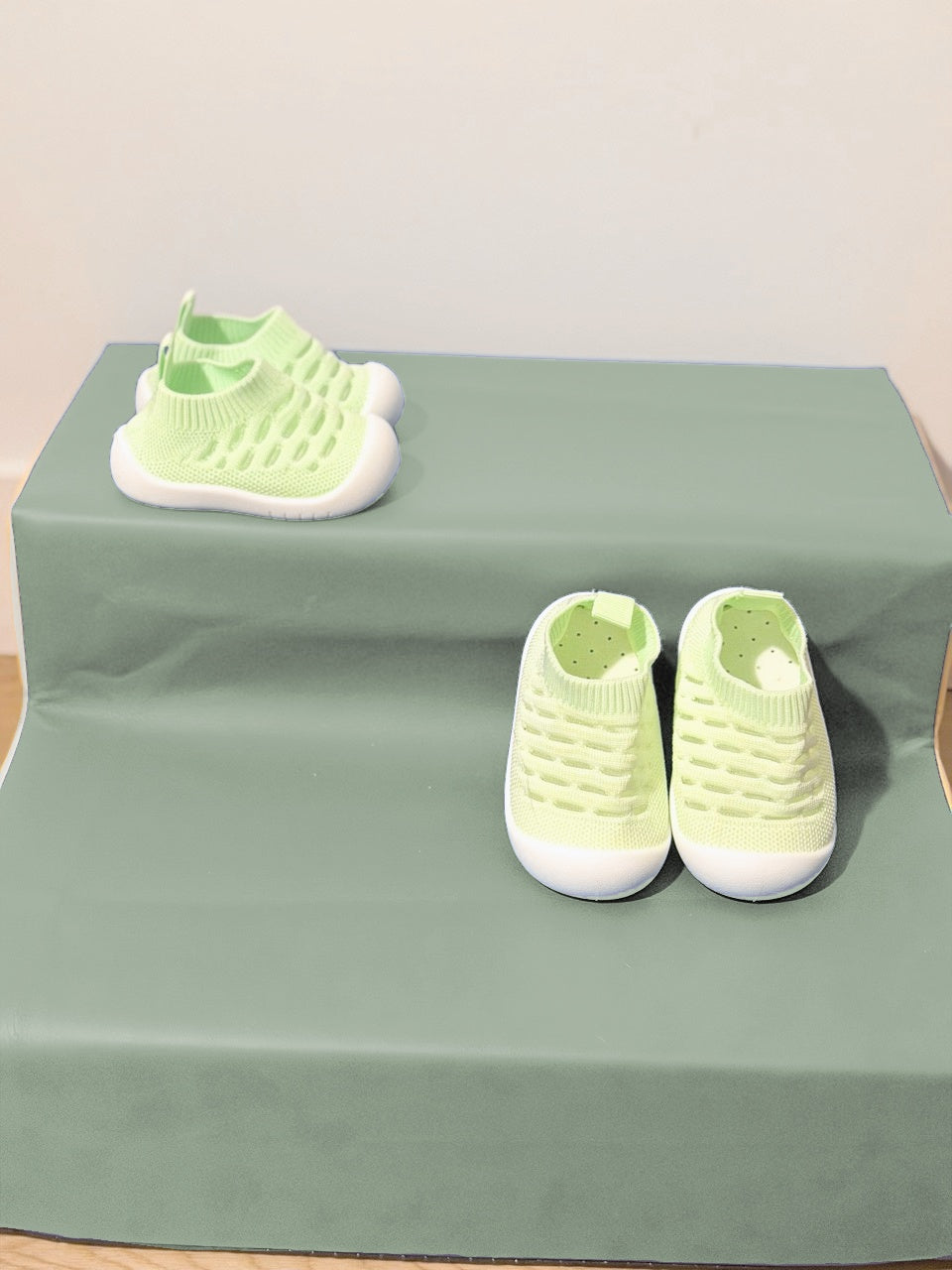 Chaussons bébé en maille Menthe douce, vues de face et de profil.
