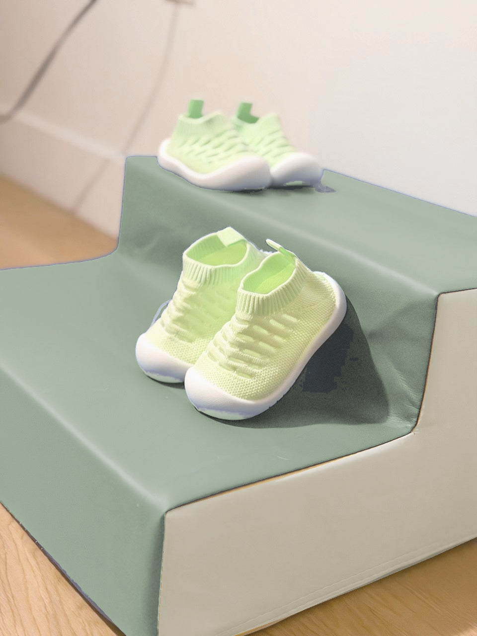 Chaussons bébé en maille Menthe douce, détail du devant et des ouvertures.