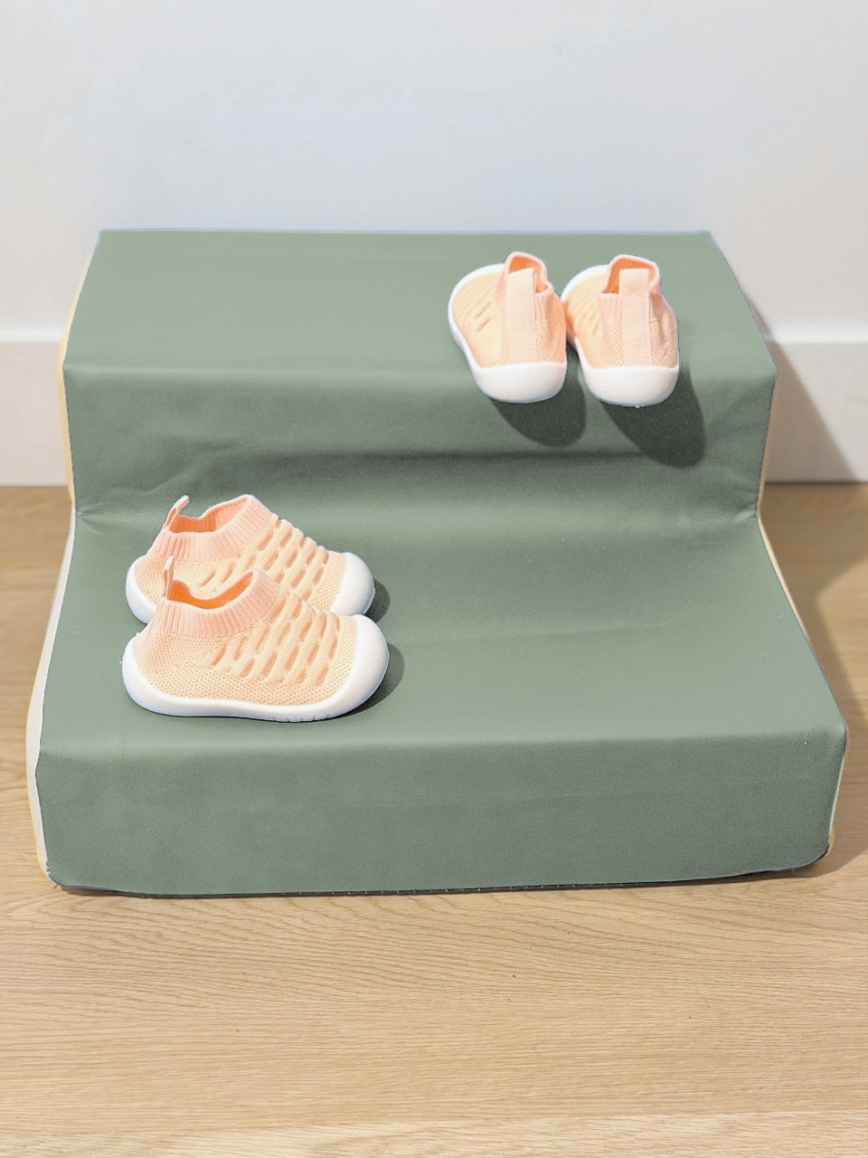 Chaussons bébé en maille Pêche douce, vues de profil et de dos.
