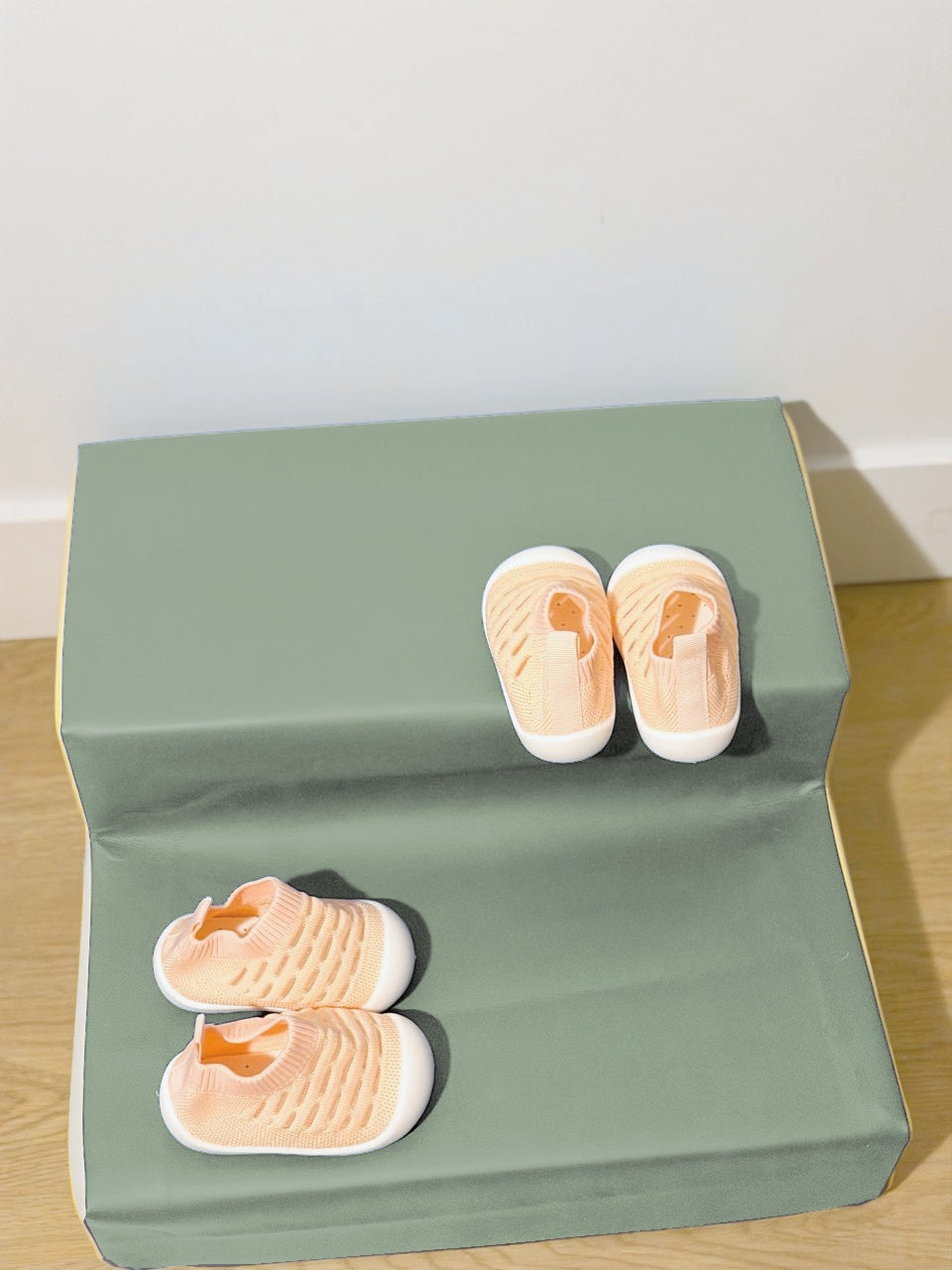 Chaussons bébé en maille Pêche douce, vue de dessus.