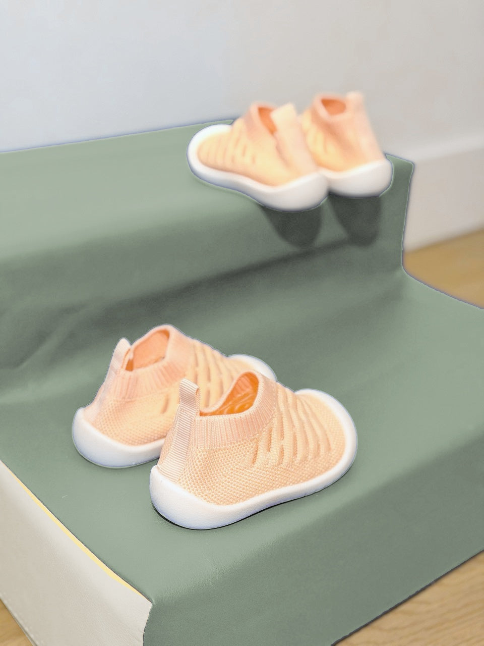 Chaussons bébé en maille Pêche douce, détail de la maille et du talon.