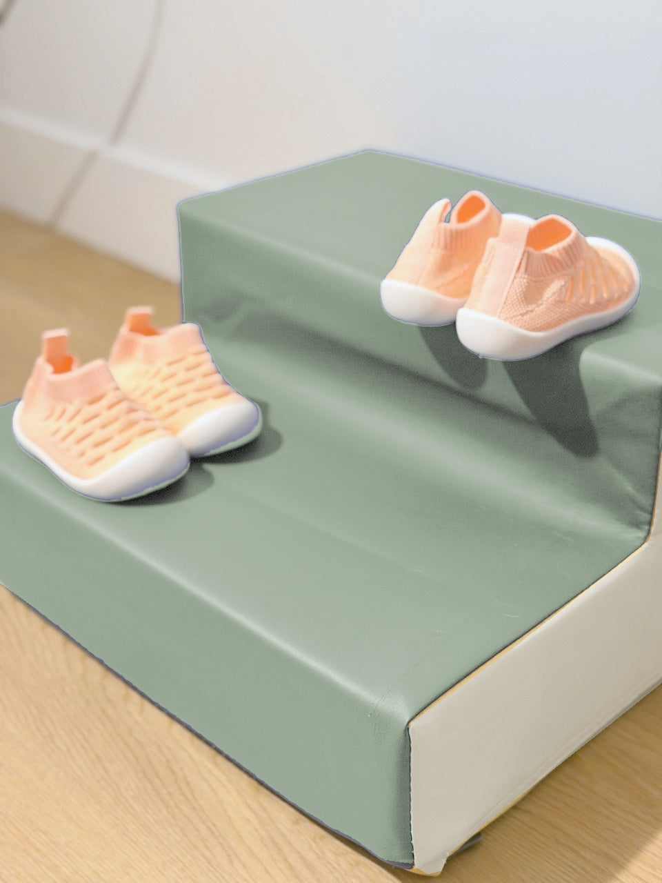 Chaussons bébé en maille Pêche douce, vues de face et de dos.