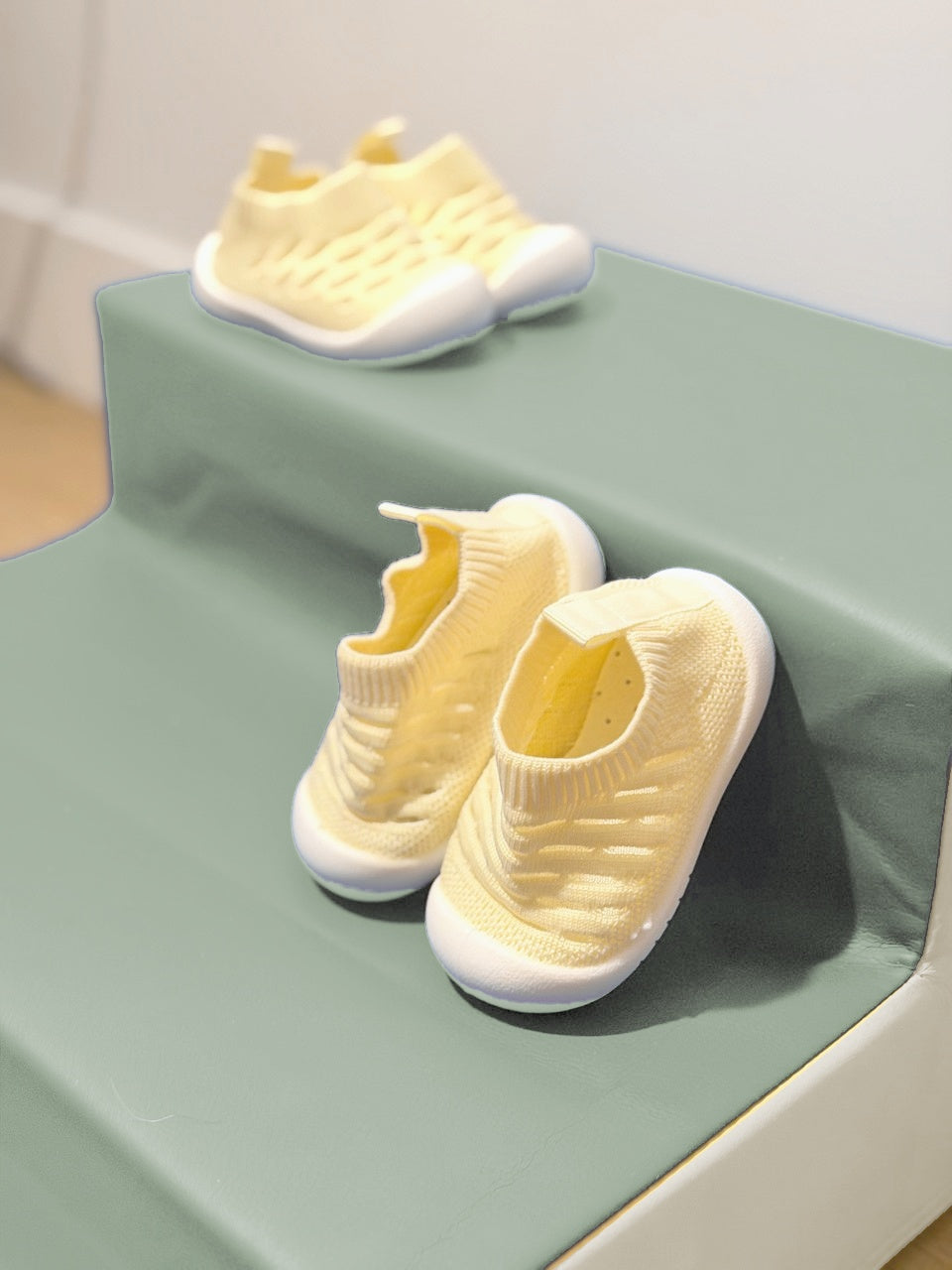 Chaussons bébé en maille Vanille douce, détail du devant et des ouvertures.