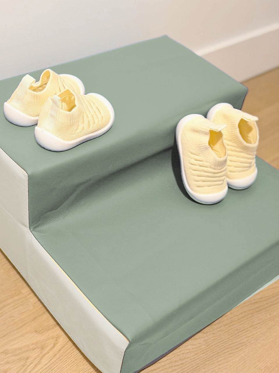 Chaussons bébé en maille Vanille douce, vues de dos et de face.