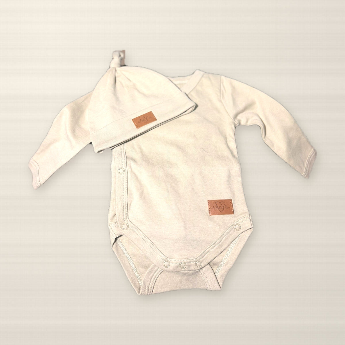 Cache-couche kimono et bonnet noué Tout Doux™ en coton biologique, vraie photo / Tout Doux™ organic cotton kimono bodysuit and knotted hat, real photo