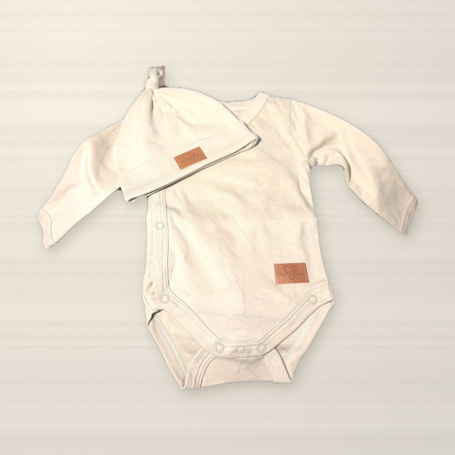 Cache-couche kimono et bonnet noué Tout Doux™ en coton biologique, vraie photo / Tout Doux™ organic cotton kimono bodysuit and knotted hat, real photo