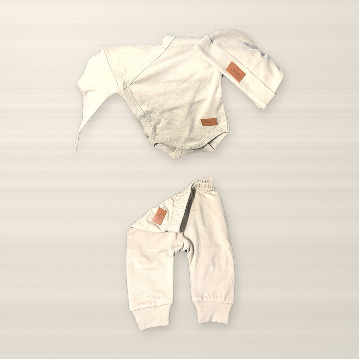 Cache-couche kimono, bonnet et pantalon Tout Doux™ en coton biologique, vraie photo / Tout Doux™ organic cotton kimono bodysuit, hat and pants, real photo