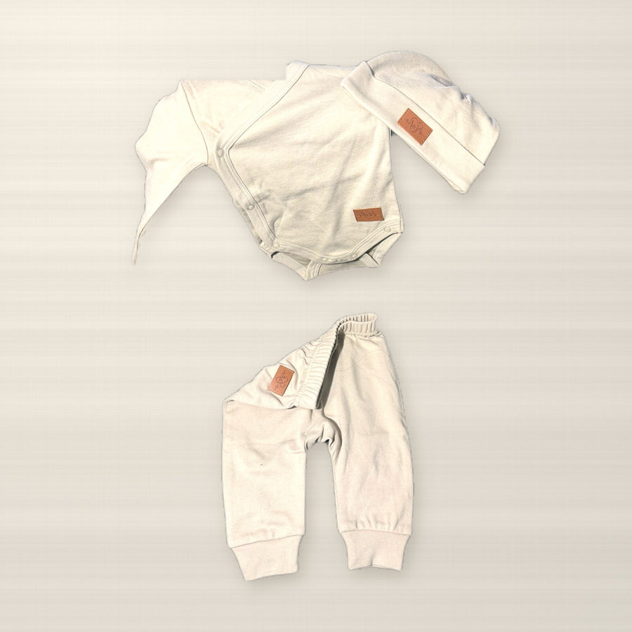 Cache-couche kimono, bonnet et pantalon Tout Doux™ en coton biologique, vraie photo / Tout Doux™ organic cotton kimono bodysuit, hat and pants, real photo