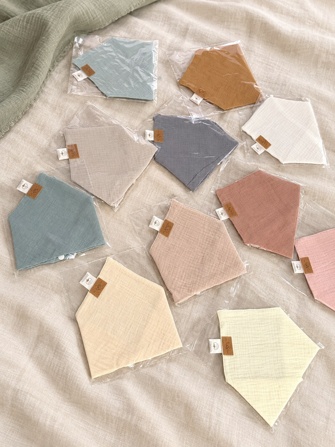 Assortiment de bavoirs bandana MINUS en mousseline, tons neutres, roses et bleus