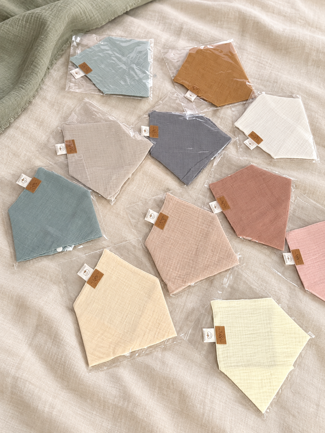 Assortiment de bandanas MINUS en mousseline, avec tons neutres, roses et bleus.