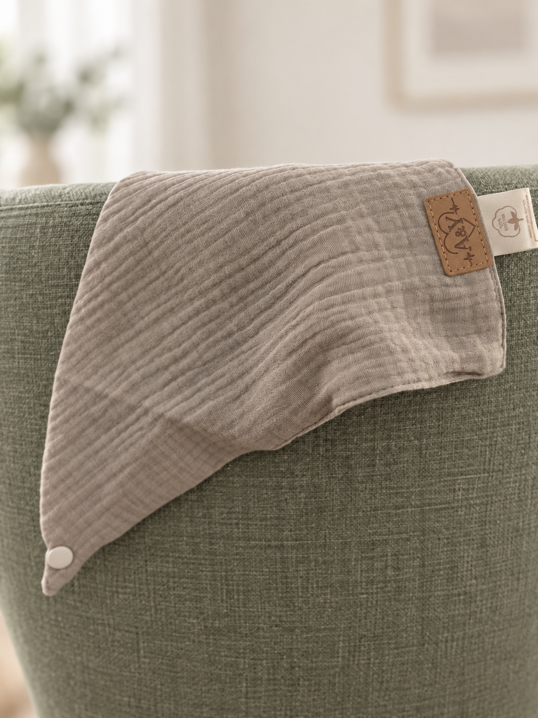Vue rapprochée du bandana MINUS gris drapé et de sa texture en mousseline.