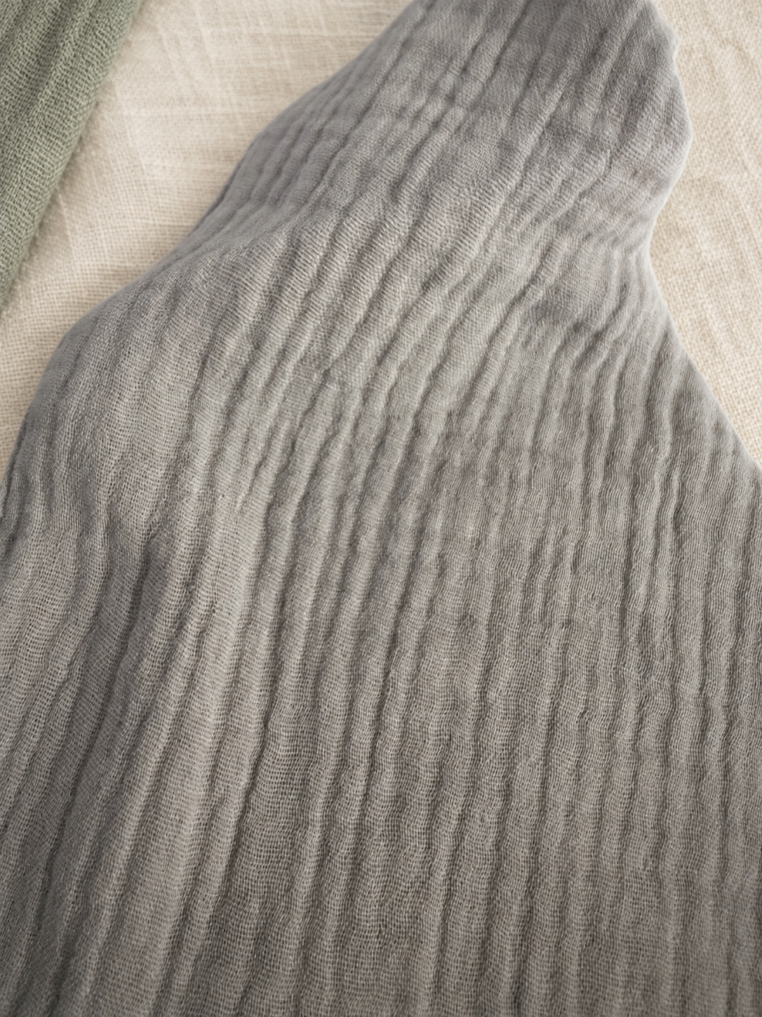 Détail du tissage et du relief de la mousseline de coton du bandana MINUS gris.