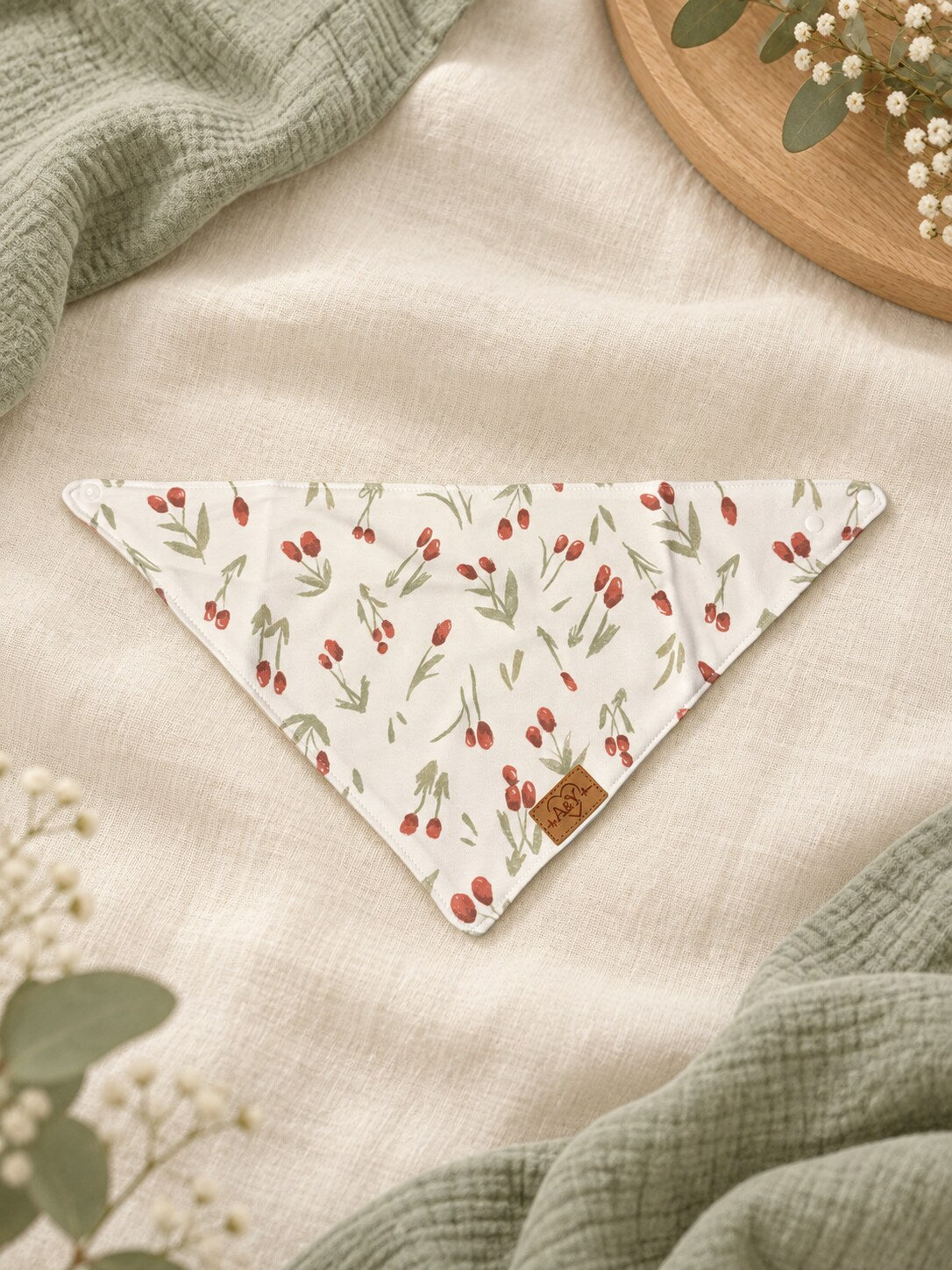 Bavoir bandana MINUS en coton naturel, motif fleurs rouges