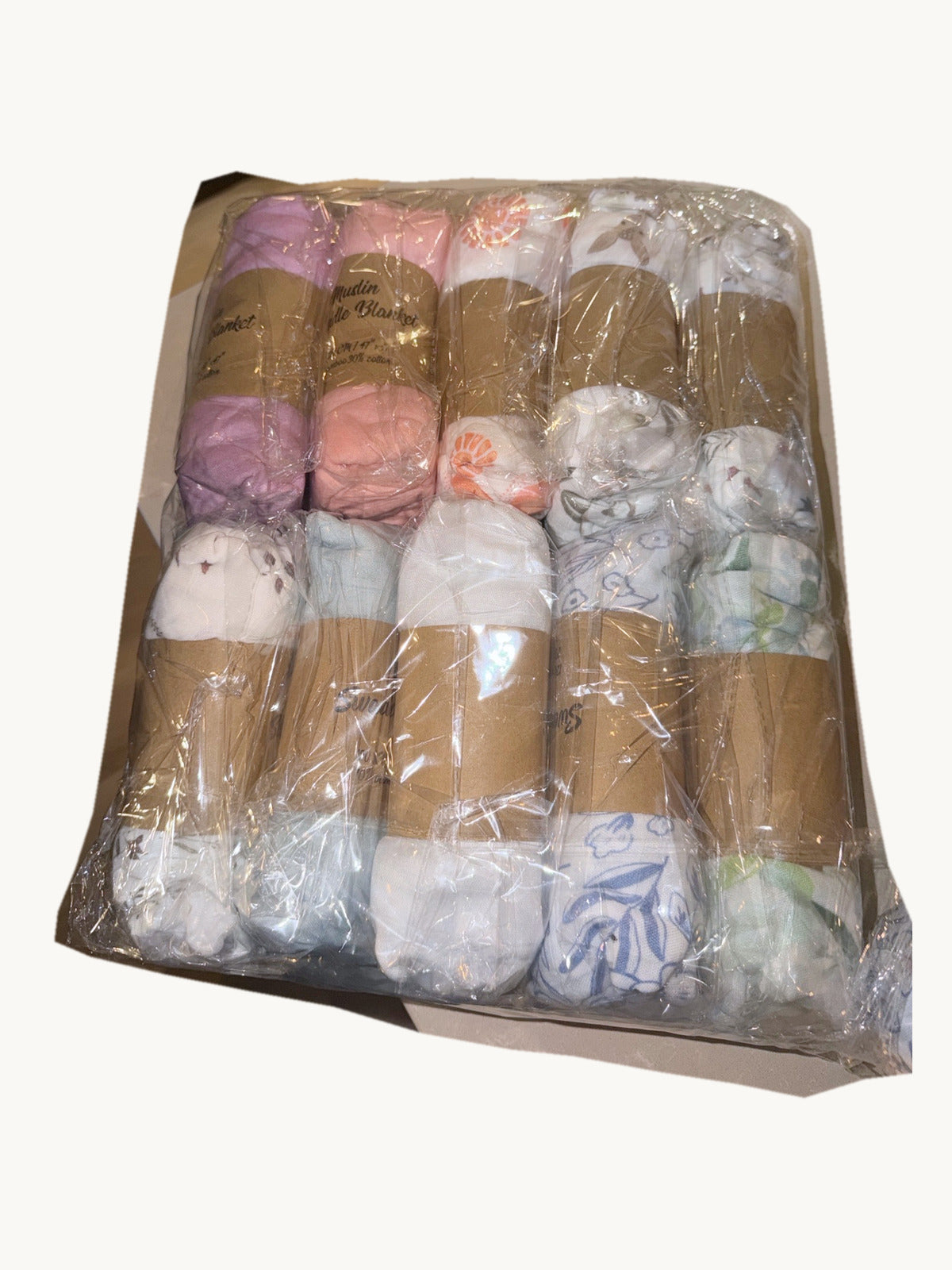 Couvertures MINUS bambou et coton emballées : lilas, rose, bleu, ivoire et plusieurs motifs.