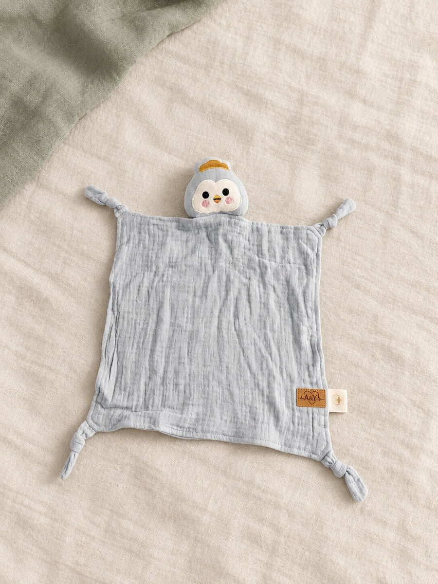 Doudou MINUS pingouin bleu-gris, corps en mousseline et quatre coins noués.