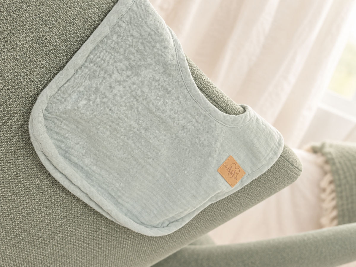 Vue rapprochée du bavoir MINUS sauge drapé, montrant le tombé du tissu.