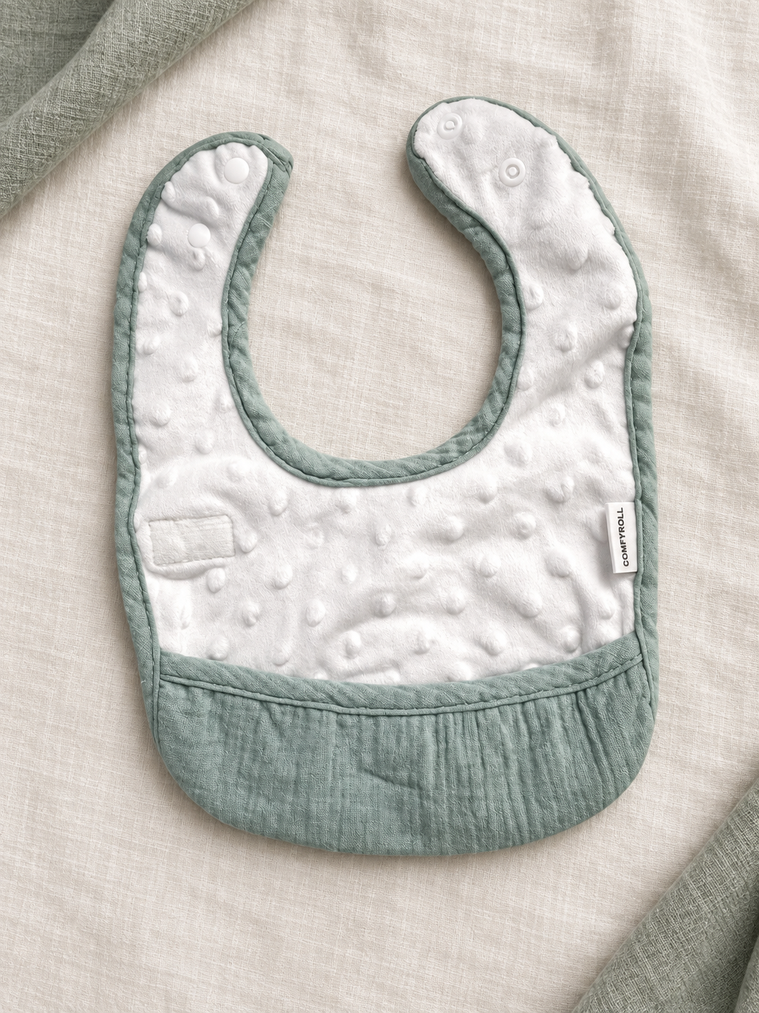 Revers du bavoir MINUS avec tissu minky blanc à reliefs et bord en coton sauge.
