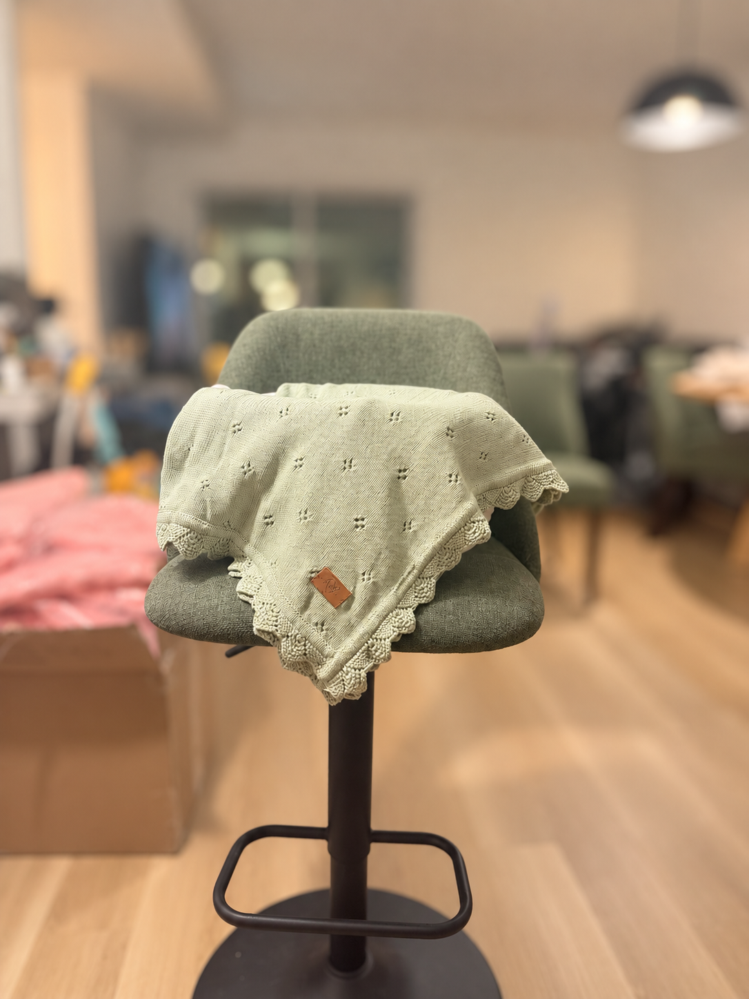 Couverture Tout Doux vert sauge en coton biologique à bordure festonnée — vue 1 / Sage green Tout Doux organic cotton blanket with scalloped edge — view 1