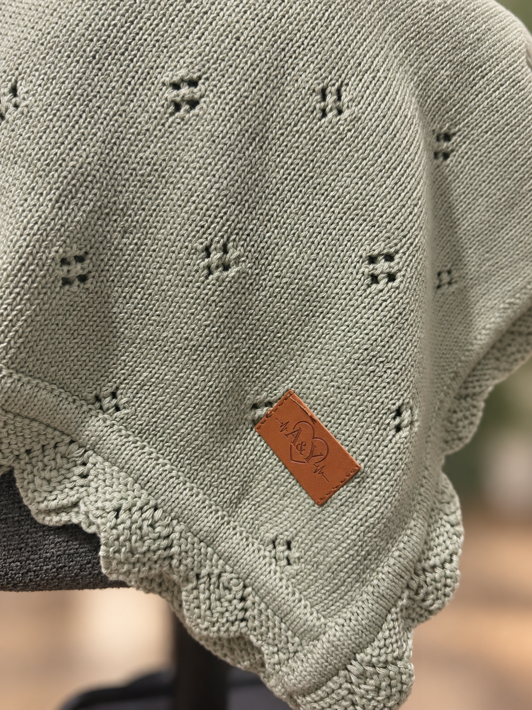 Couverture Tout Doux en coton biologique — détail de la maille et de la bordure festonnée / Tout Doux organic cotton blanket — detail of the knit and scalloped edge