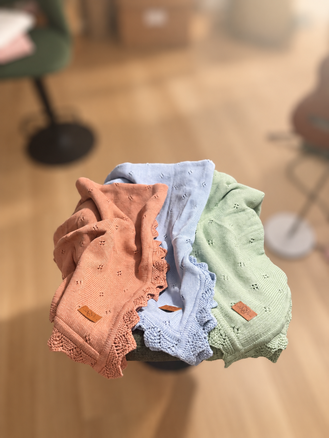 Couvertures Tout Doux en coton biologique à bordure festonnée — plusieurs coloris, vue 2 / Tout Doux organic cotton blankets with scalloped edge — several colours, view 2