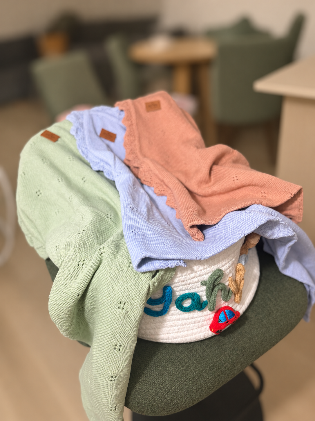 Couvertures Tout Doux en coton biologique à bordure festonnée — plusieurs coloris, vue 4 / Tout Doux organic cotton blankets with scalloped edge — several colours, view 4